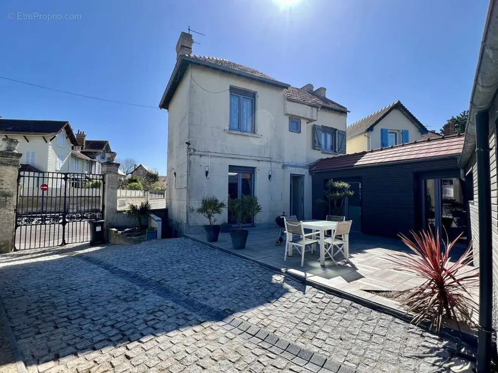 Garden - House with Sea View in Luc-sur-Mer