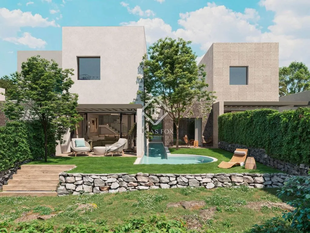 Contemporary Villa with Private Pool in Torrelodones