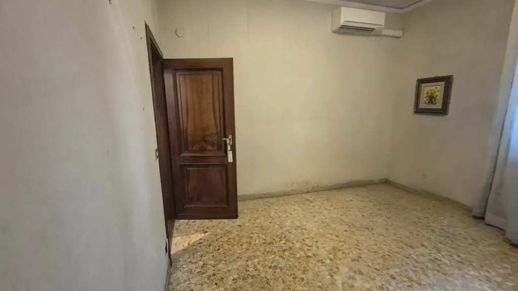 Pièces - 4-Room Apartment with Balcony in Florence