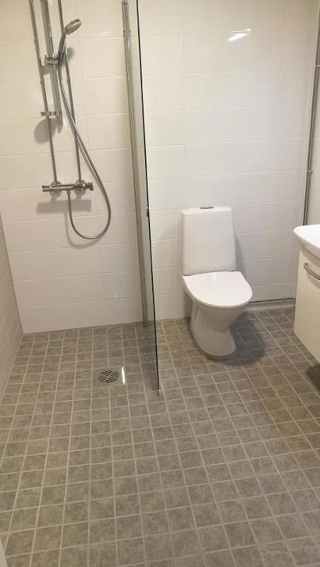 Vannitoad - Spacious 1-Bedroom Flat with Balcony in Matinkylä