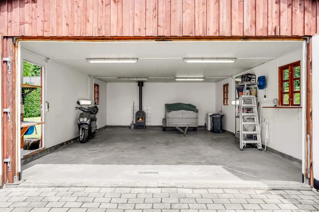 Garage - 1938 Villa with Garden in Vejen