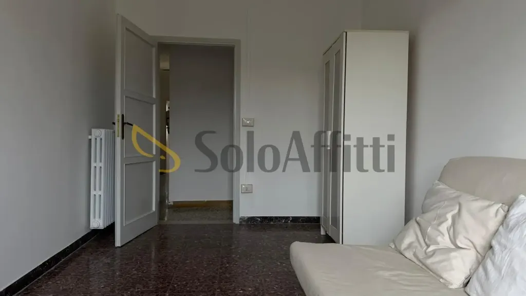 Chambres - Armed Four-Room Apartment in Florence