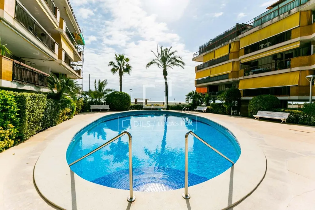 Piscina - Luxury Seafront Apartment in Castelldefels