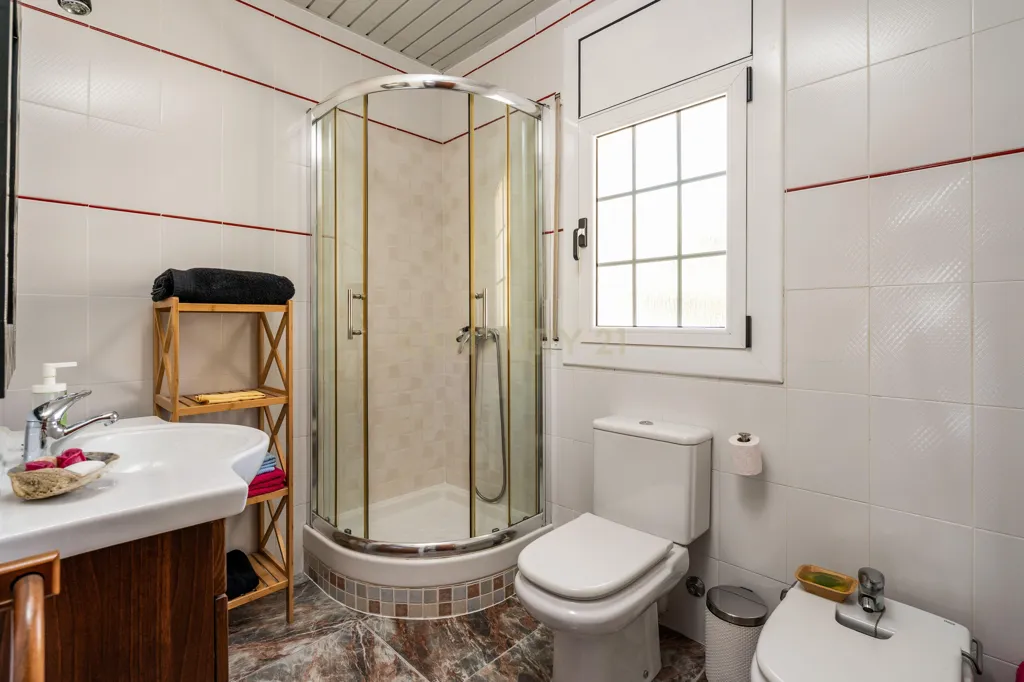 Bathrooms - Independent House with Montserrat Views in Abrera
