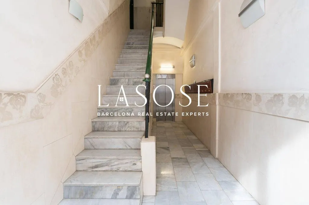 Esik - Luxury Apartment with Balcony in Eixample
