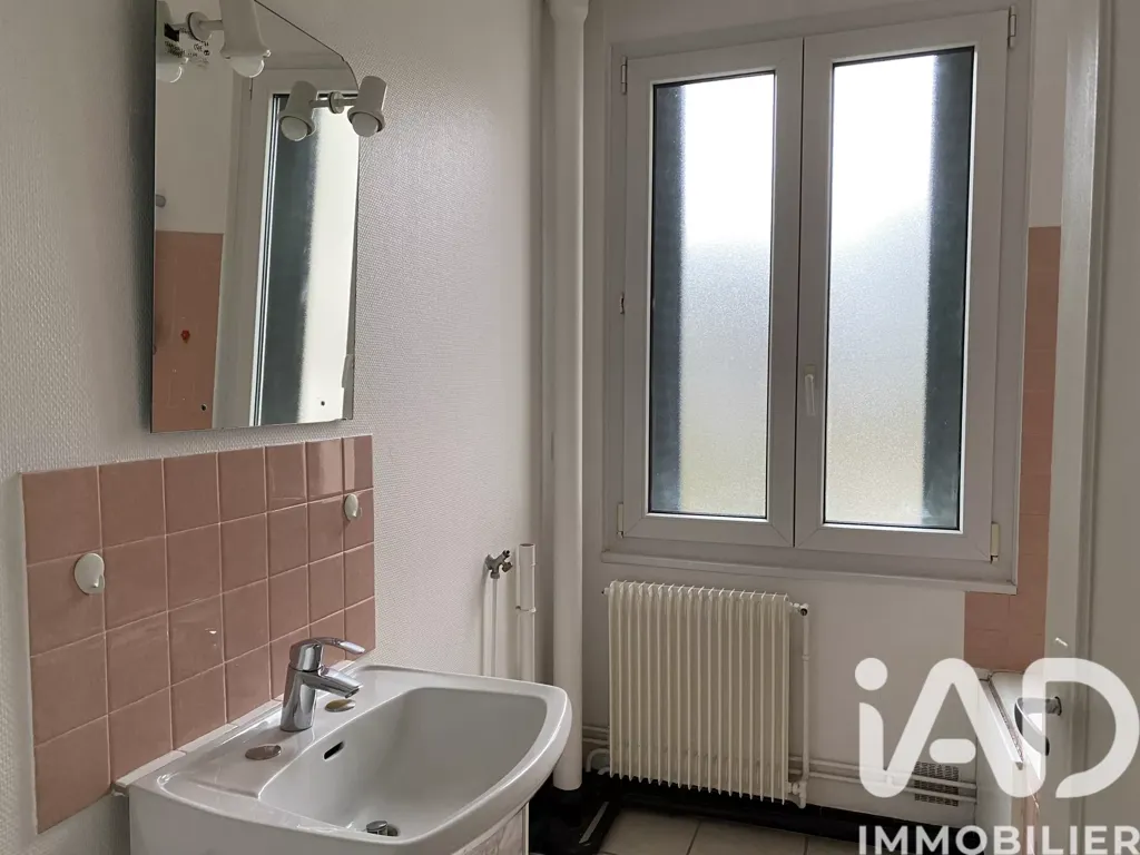 Salles de bain - Appartement Charmant avec Parking à Langres Centre