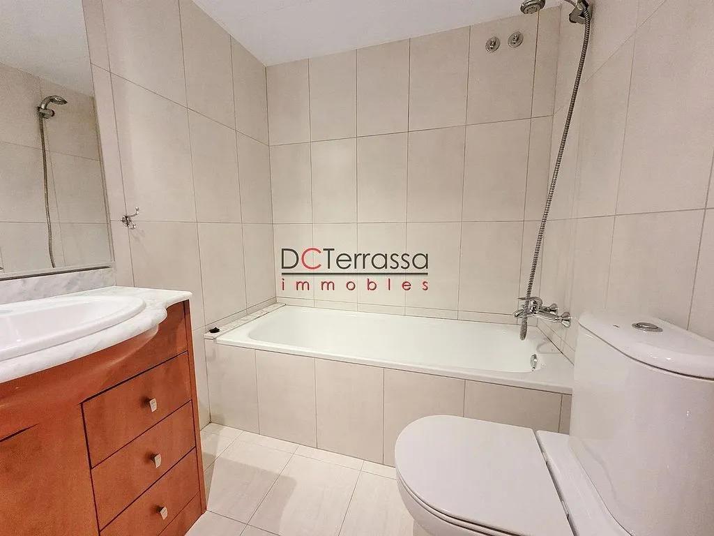 Bathrooms - Apartment with Balcony in Vallparadís, Terrassa