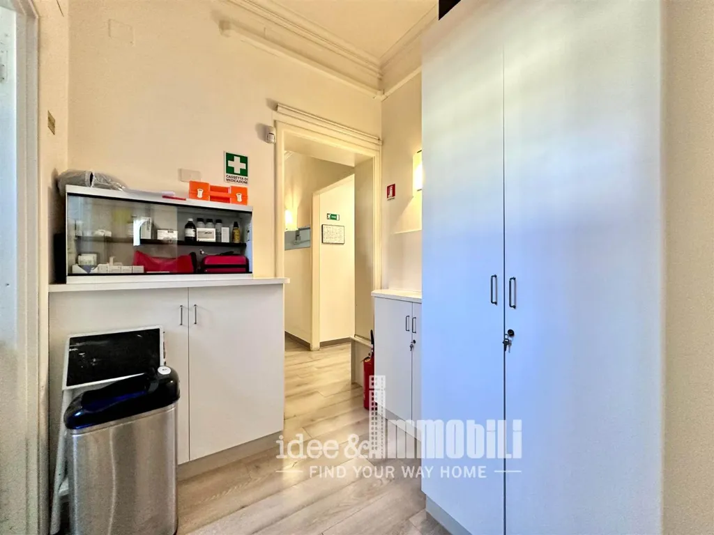 Esik - Signorile Apartment with Balcony in Florence