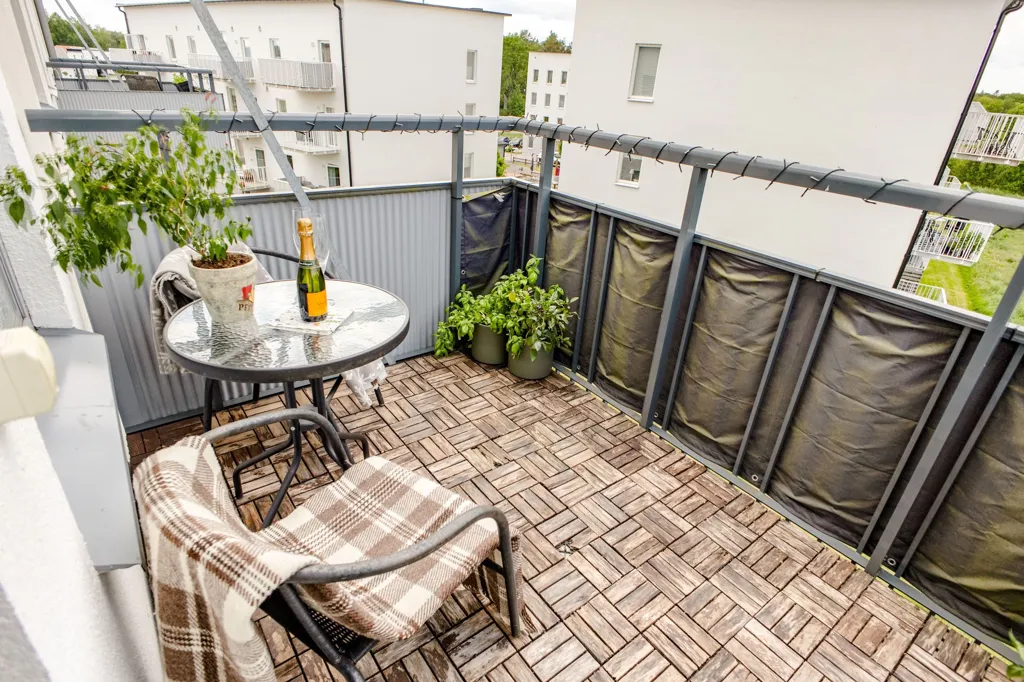 Balcon - Bright Two-Bedroom with Balcony in Åkersberg