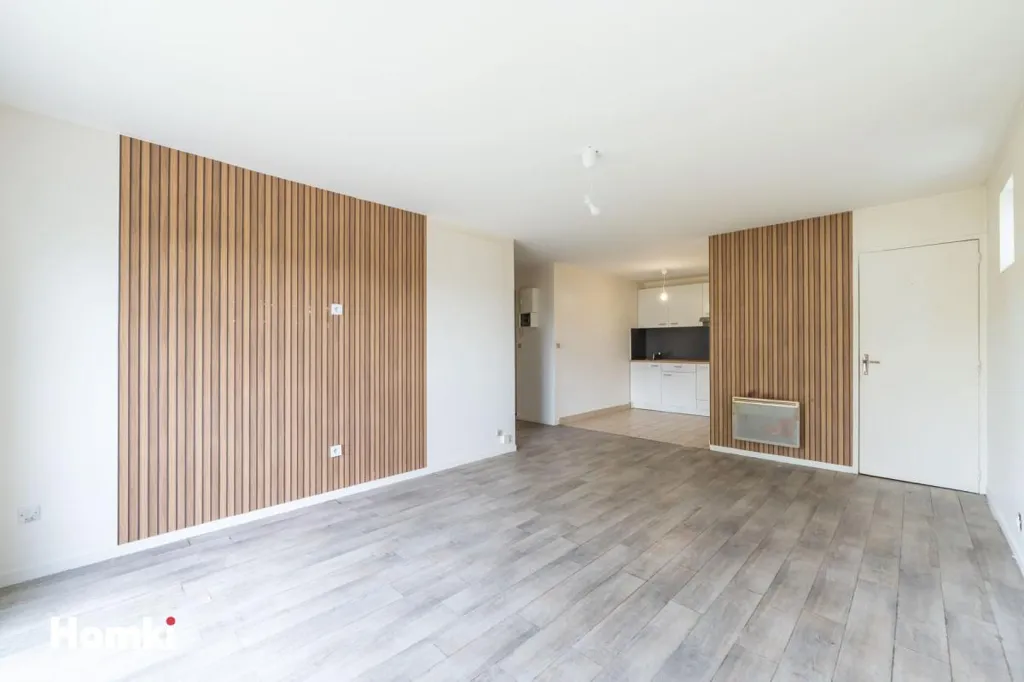 Elutuba - Bright 2-Bed Flat with Parking in Le Bourget