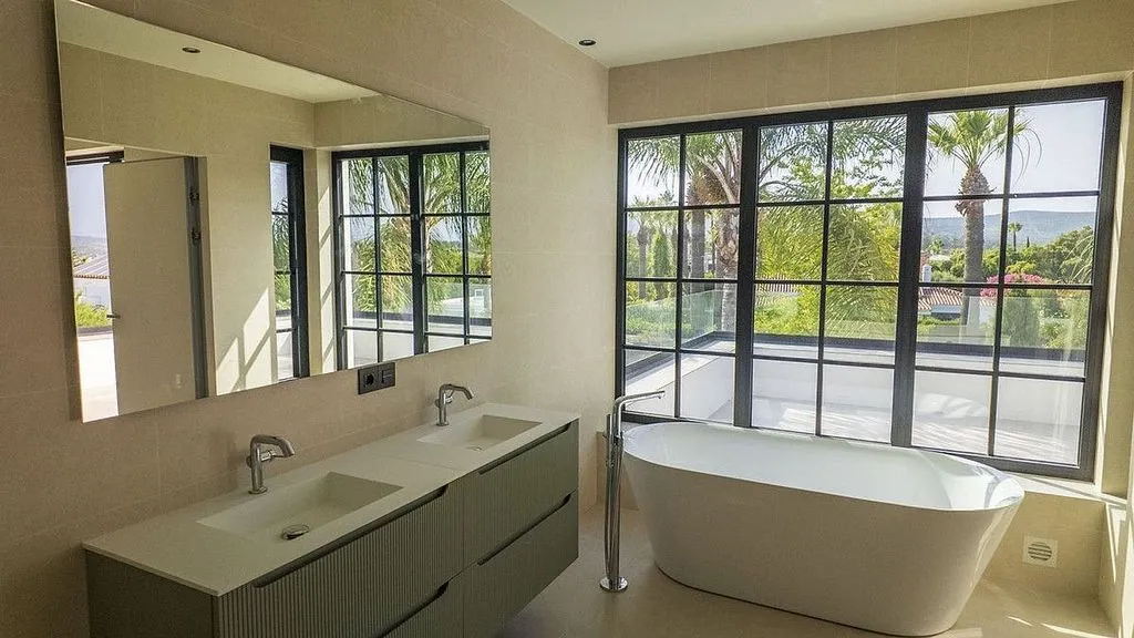 Bathrooms - Chalet with Pool and Terrace in Sotogrande