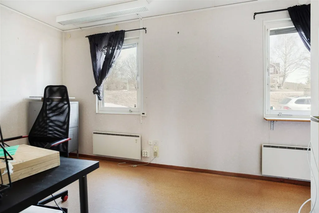 Bureau - Multi-Functional Property with Parking in Stöde