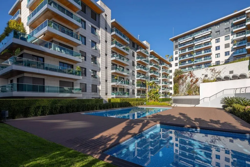Pool - Luxury Flat with Balcony in Lapa, Lisbon