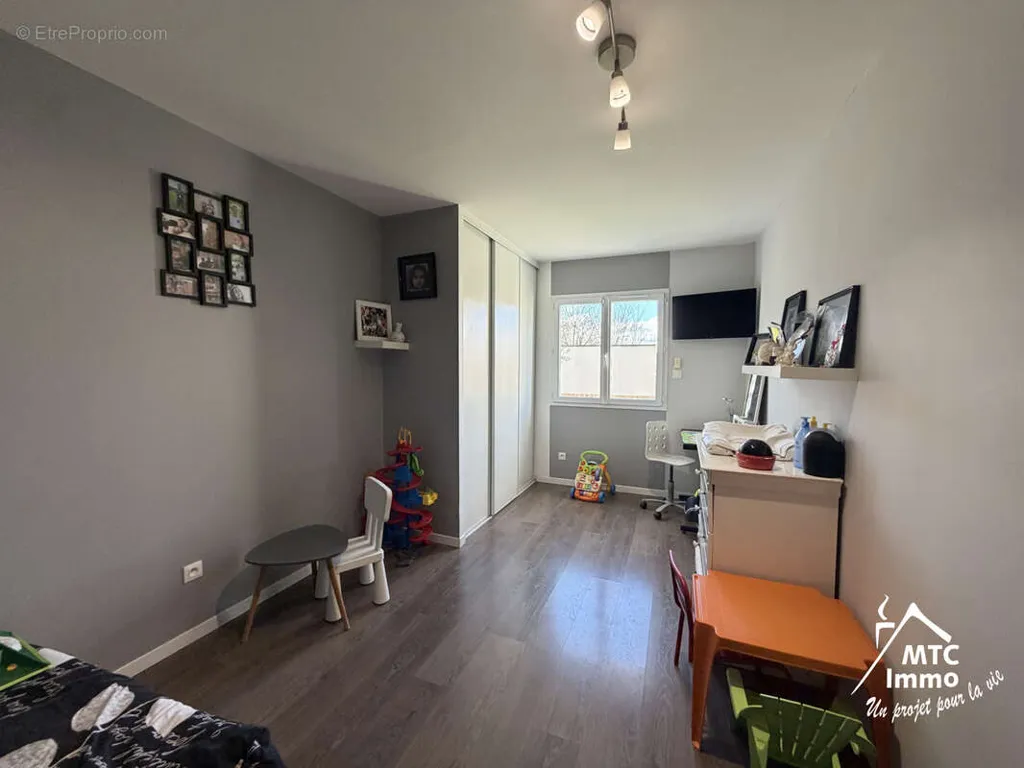 Chambres - Maison Contemporaine avec Piscine et Entrepôt à Loyettes