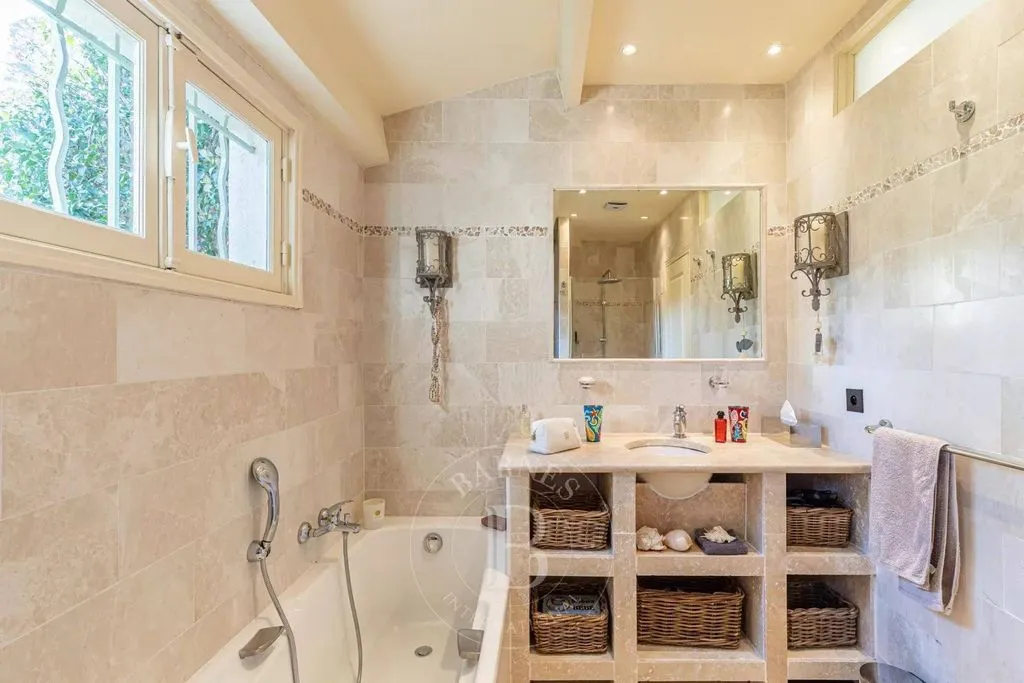 Bathrooms - Luxury Villa with Sea View in Cap d'Antibes