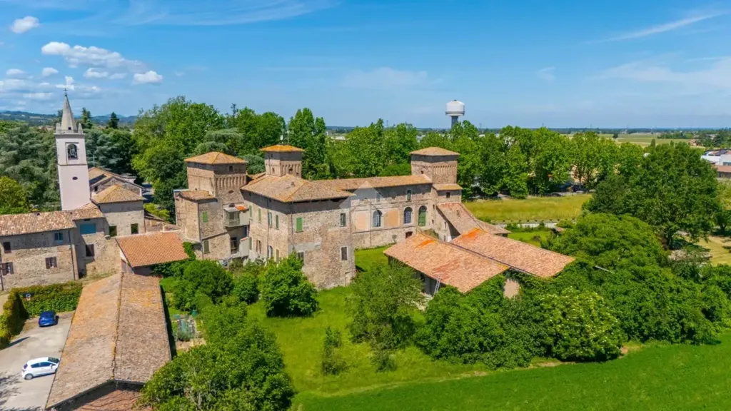 Vue aérienne - Historic Castle with 2 Ha Land in Parma