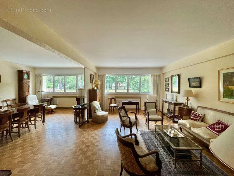 Séjour - Appartement Familial avec Parking à Maisons-Laffitte