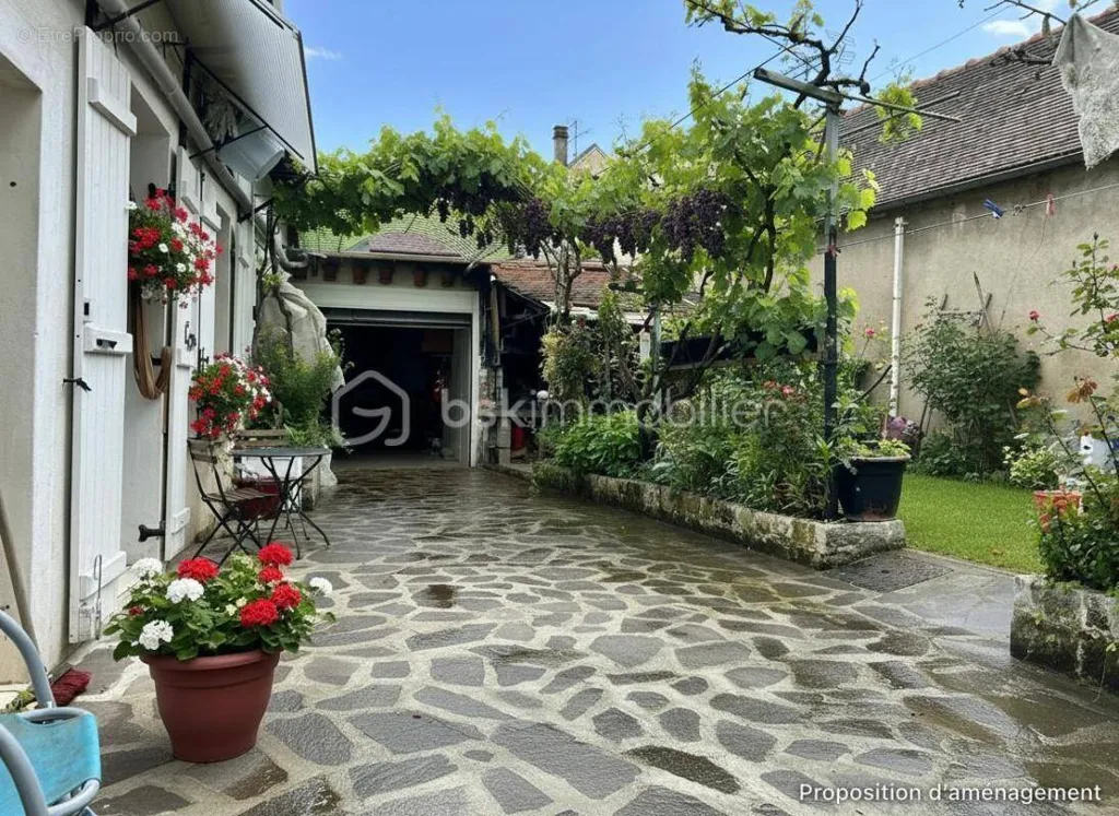Aed - 5-Piece House with Courtyard in Esmans