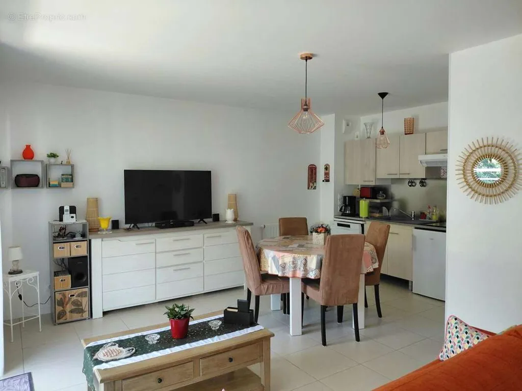 Séjour - Appartement T2 avec Terrasse et Garage à Challans