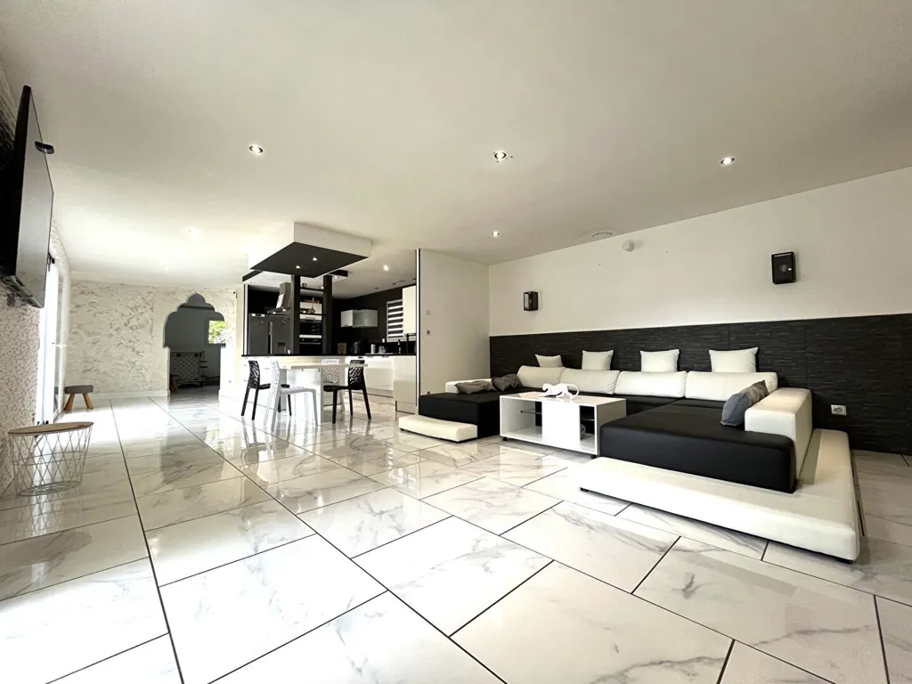 Séjour - Maison Moderne avec Piscine à Arpajon-sur-Cère
