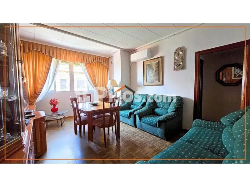 Soggiorno - Bright 3-Bedroom Flat with South View in Retiro