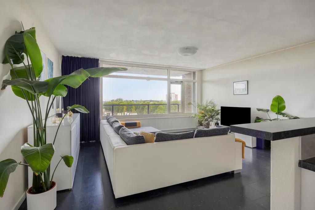 Elutuba - 3-Bedroom Apartment with Balcony in Eindhoven