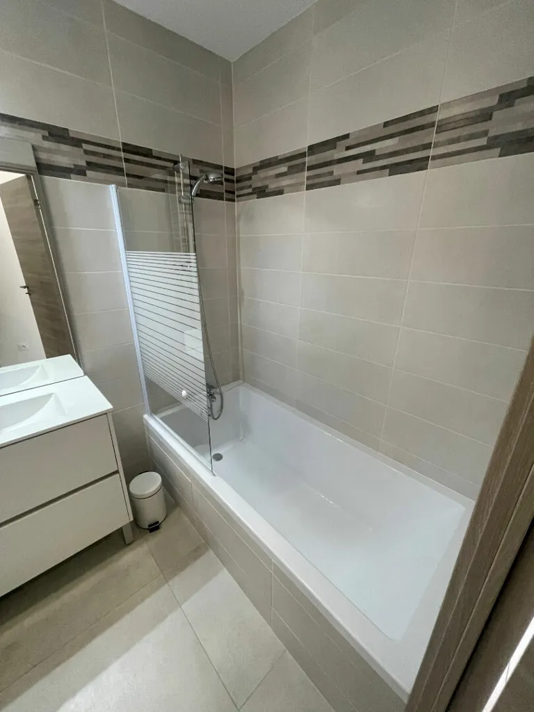 Salles de bain - Appartement Meublé avec Terrasse au Centre de Rumilly