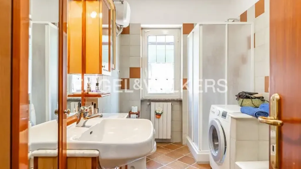 Salles de bain - Villa with Three Apartments in Guidonia Montecelio