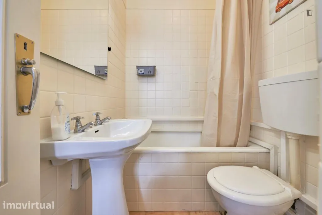 Bathrooms - Student Room in Marquês de Pombal, Lisbon