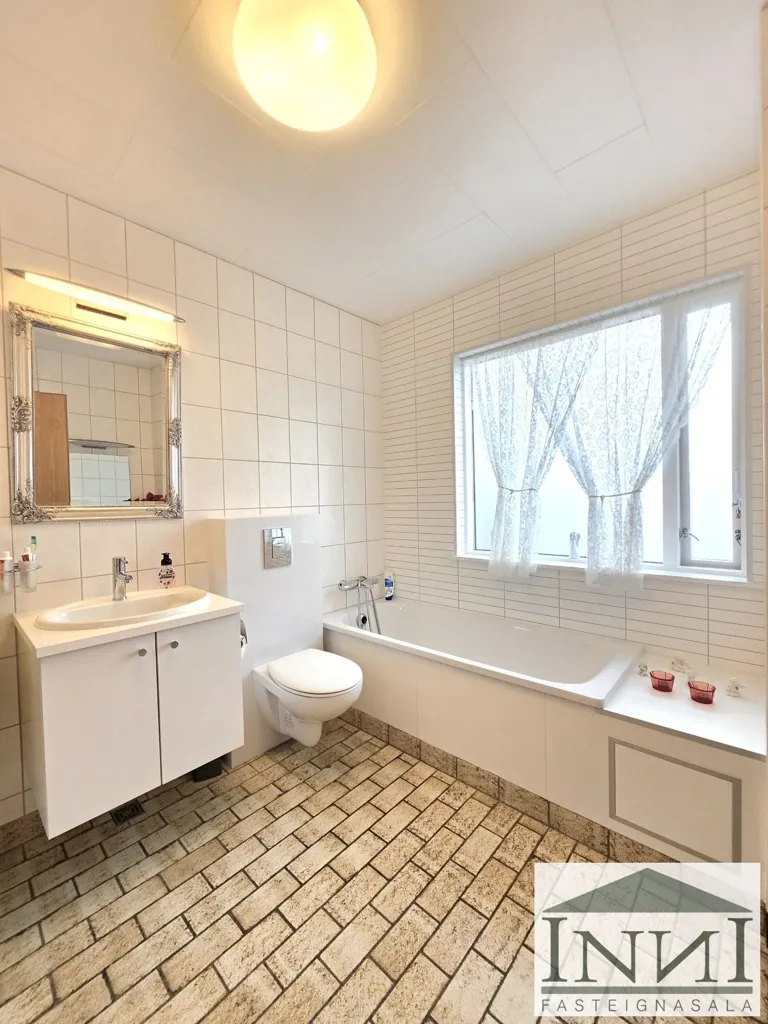 Salles de bain - Five-Bedroom House with Studio in Reykjavik