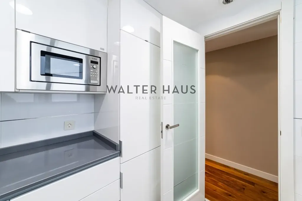 Cuisine - Modern Apartment with Solar Panels in Chamberí, Madrid