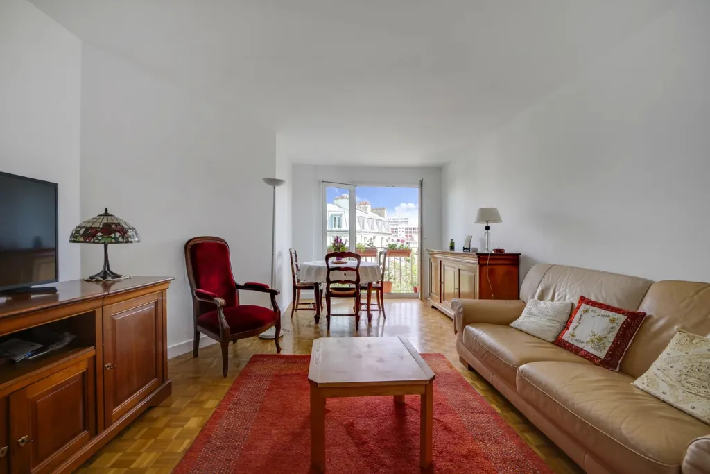 Elutuba - 4-Piece Flat with Balcony on Boulevard Voltaire