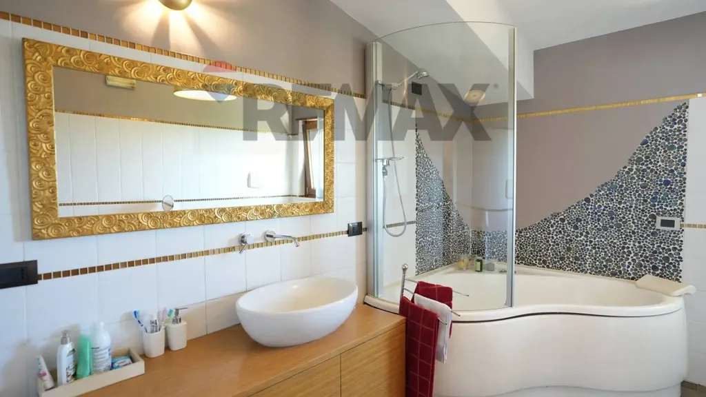 Bathrooms - Bifamiliar Villa with Garden in Lanciano