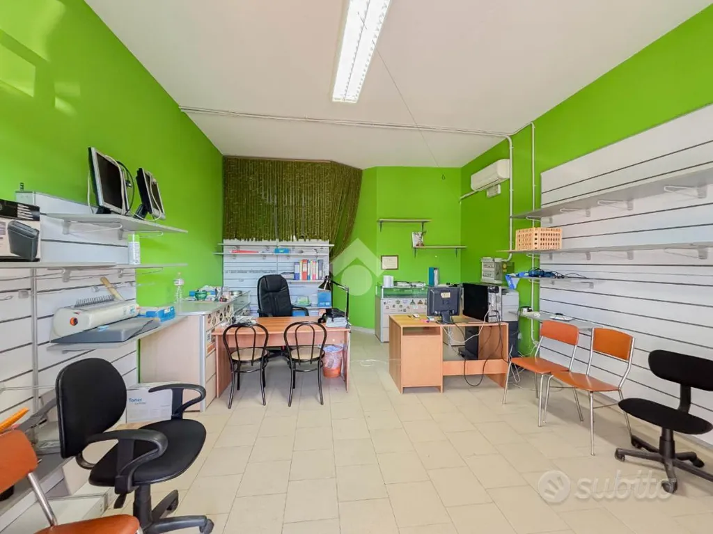 Bureau - Commercial Space with Frontage in Ponte San Pietro