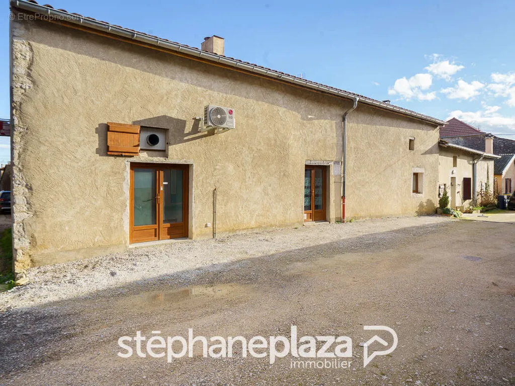 Extérieur - Maison détachée rénovée avec garage à Uchizy