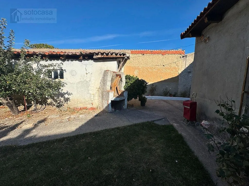 Aed - Six-Bedroom House with Large Plot in Renedo de Esgueva