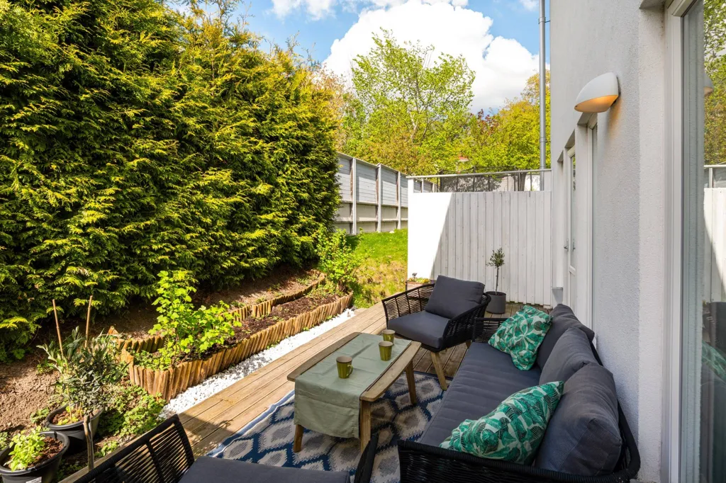 Aed - Modern Flat with House-Style Feel in Central Älta