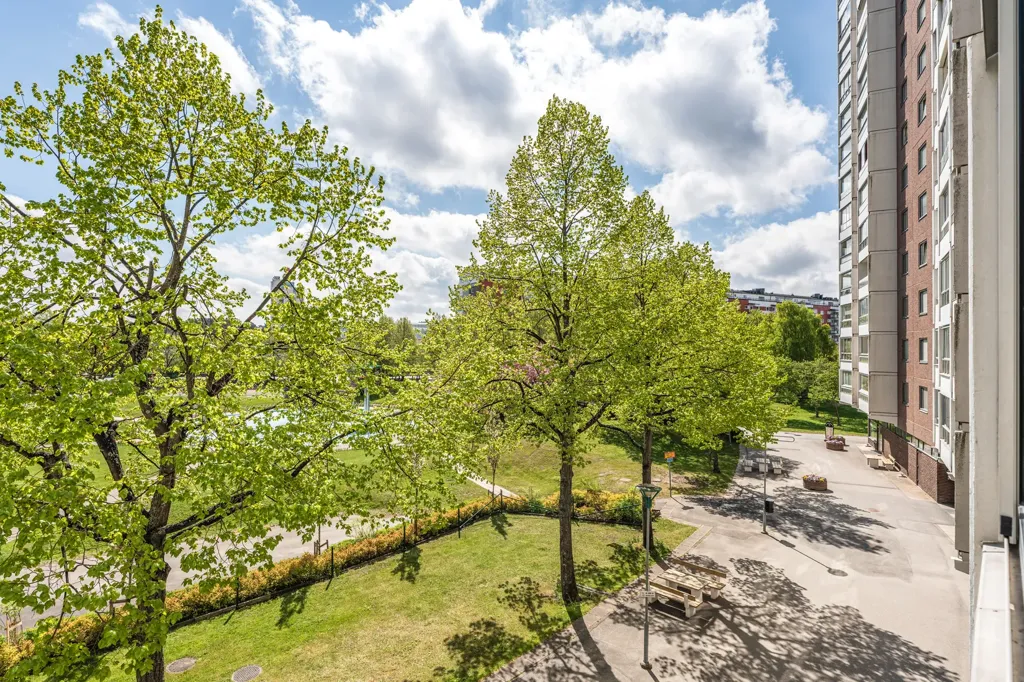 Garden - Apartment with Rental Unit in Täby