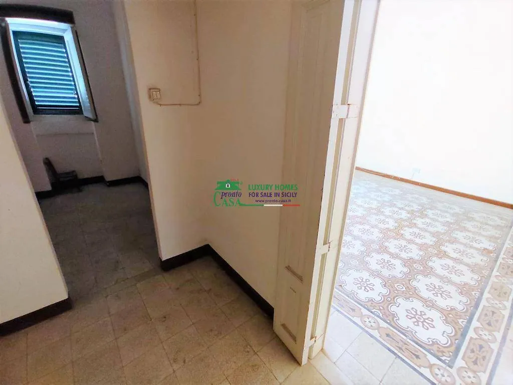 Esik - Apartment with Balcony in Ragusa