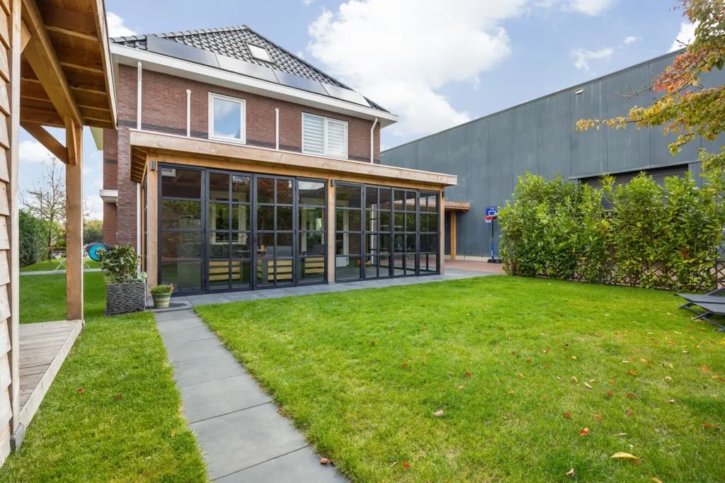Aed - Detached House with Business Hall in Breda