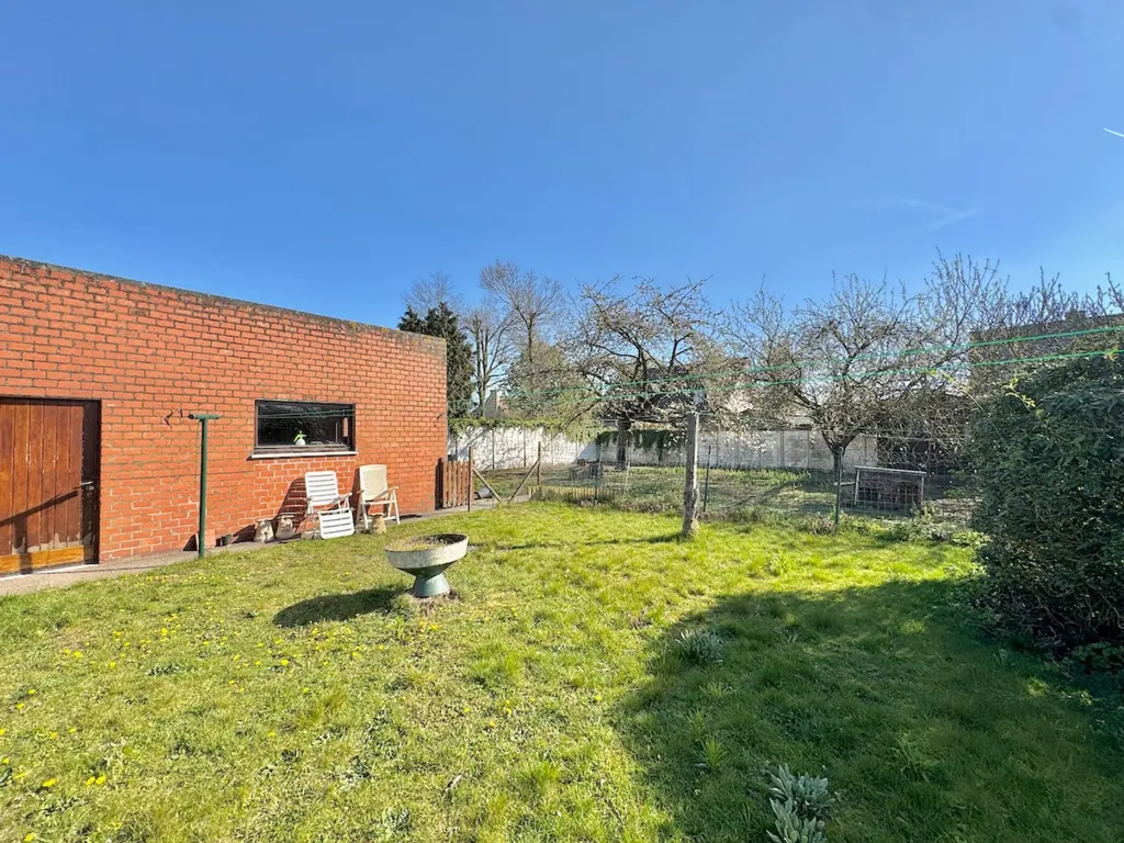 Aed - Bungalow with Large Garage in Ertvelde