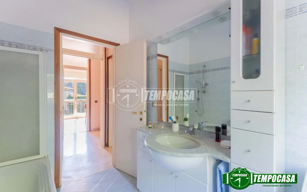 Salles de bain - Trilocale with Balcony in Mesero