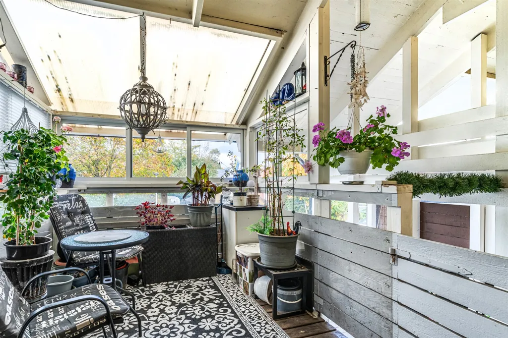 Terrasse - Bright Three-Bedroom Flat with Balconies in Ekeby