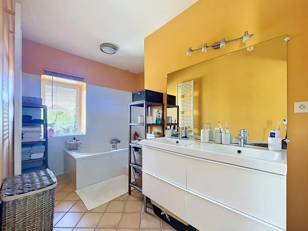 Salles de bain - Maison Authentique avec Grand Terrain à Beauregard-Vendon