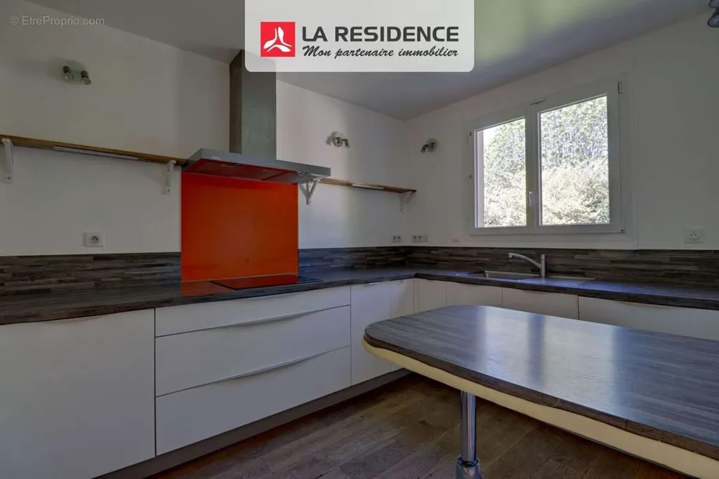 8-toaline maja asukohas Saint-Germain-En-Laye