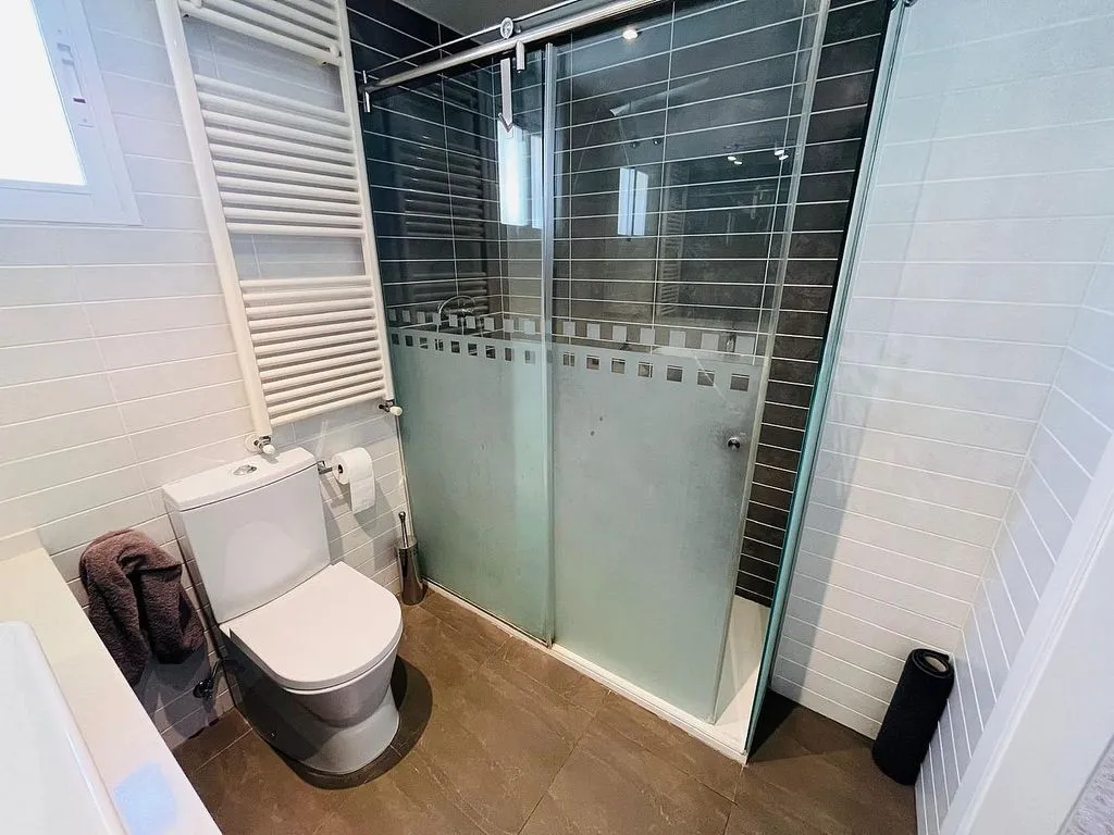 Bathrooms - Student-Friendly Flat with Balcony in Moncada