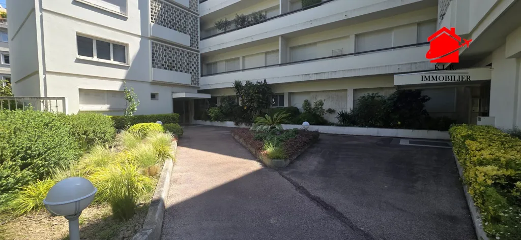Aed - 3-Bed Apartment with Balcony in Cimiez, Nice
