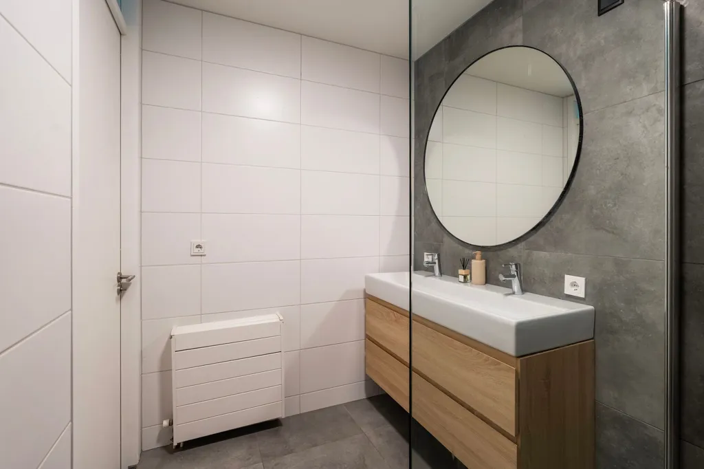 Bathrooms - Modern Bungalow with Garden in Rivierenbuurt