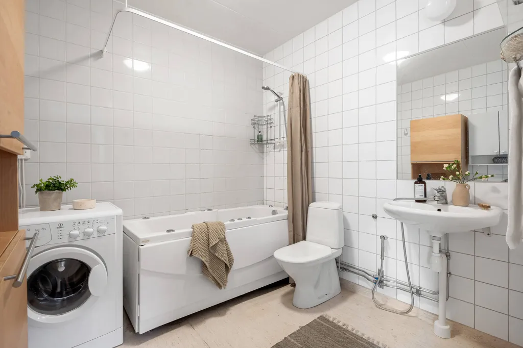Vannitoad - Spacious 3-Bedroom Flat with Terrace in Hässelby Strand