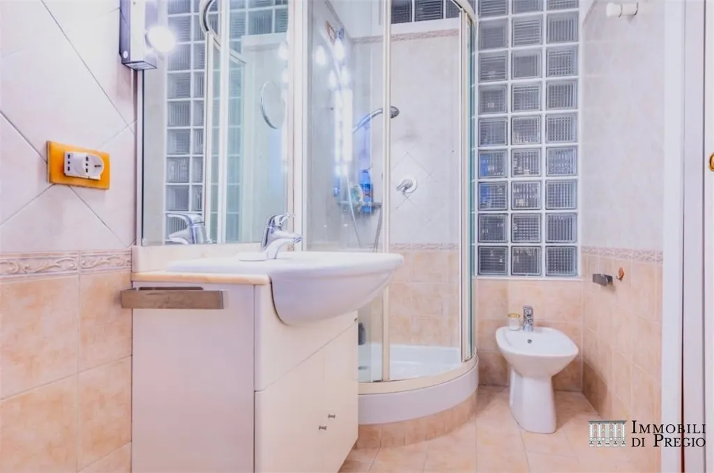 Salles de bain - Charming Trilocale with City View in Milan